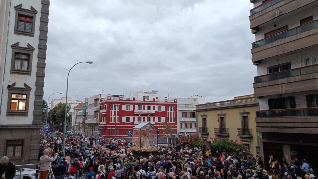 En la imagen, la Virgen del Pino regresa a Teror acompañada de numerosos fieles. Fotografía: Miguel Santana