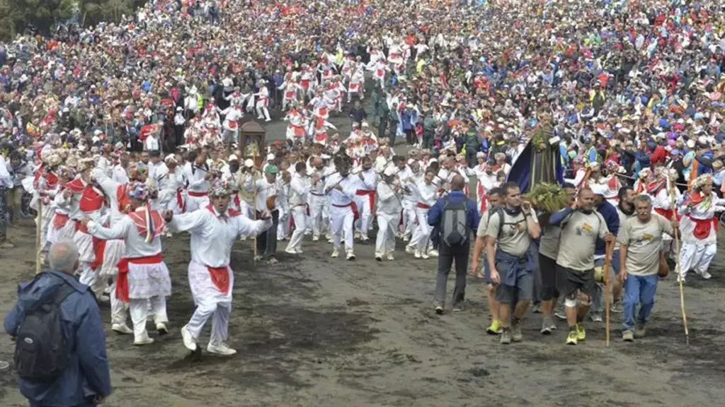 La Bajada de la Virgen de los Reyes en El Hierro concentra a miles de personas / EFE / Archivo