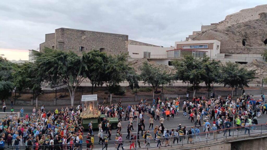 La Virgen del Pino de regreso a Teror por el Castillo de Mata