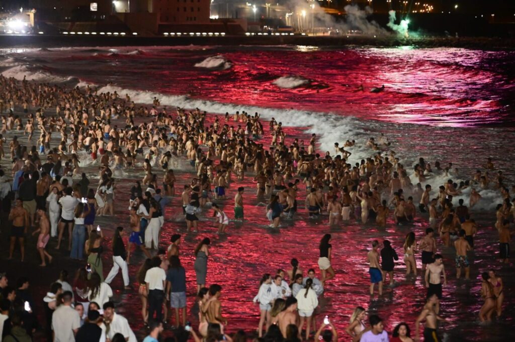 Miles de personas se dieron el tradicional baño en las Canteras