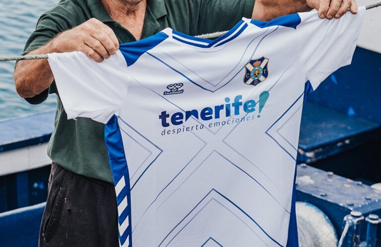 El CD Tenerife presenta su nueva equipación de la temporada 25/26