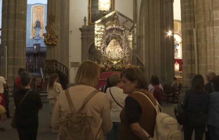 Los fieles se acercan a ver a la Virgen del Pino en la capital grancanaria 