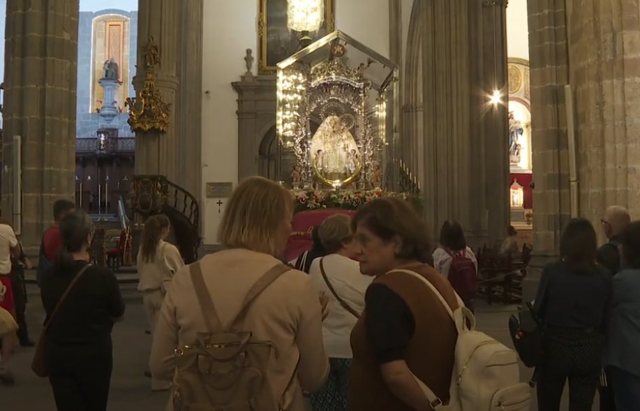 La Virgen del Pino celebra este lunes en la Catedral de Canarias su última misa de día antes de partir hacia Vecindario 