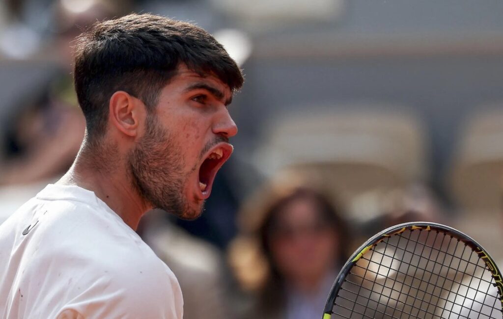 Alcaraz gana a Sinner para mantener su fortín de Roland Garros