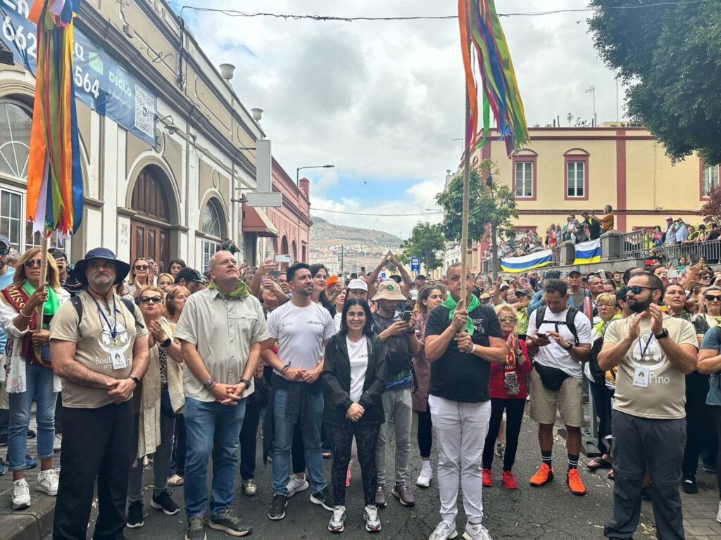 La alcaldesa de Las Palmas de Gran Canaria, Carolina Darias, en su parada en Tamaraceite / Carolina Darias en X 