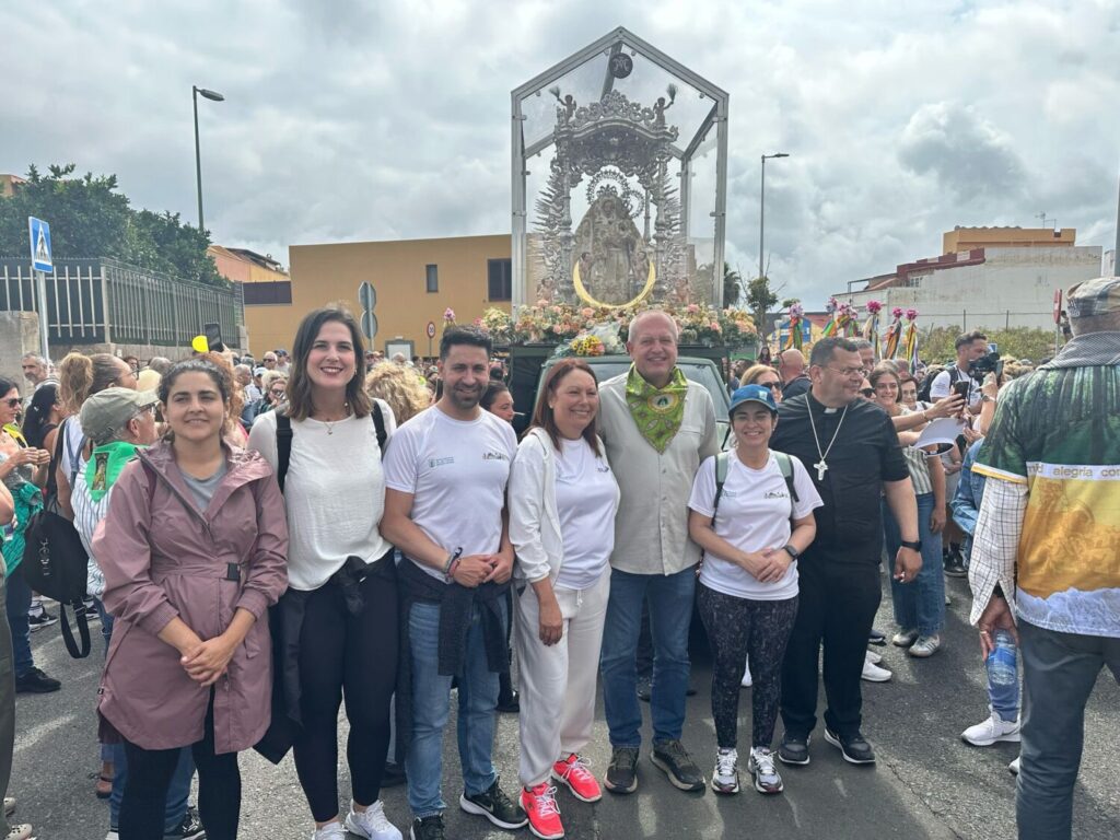 La alcaldesa de Las Palmas de Gran Canaria, Carolina Darias, ha compartido imágenes en su red social de X con el camino que va realizando junto a muchos vecinos / Carolina Darias en X 