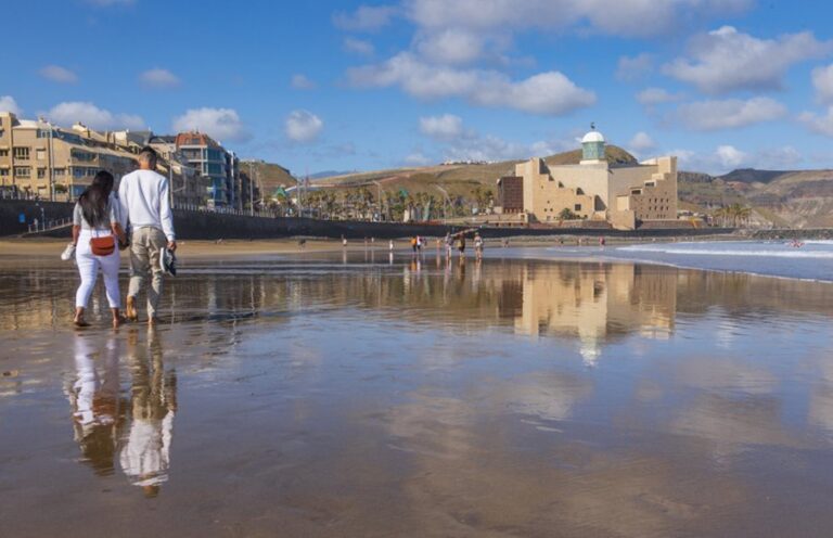 Fallece ahogado un hombre en la zona de la Cícer de la playa de Las Canteras