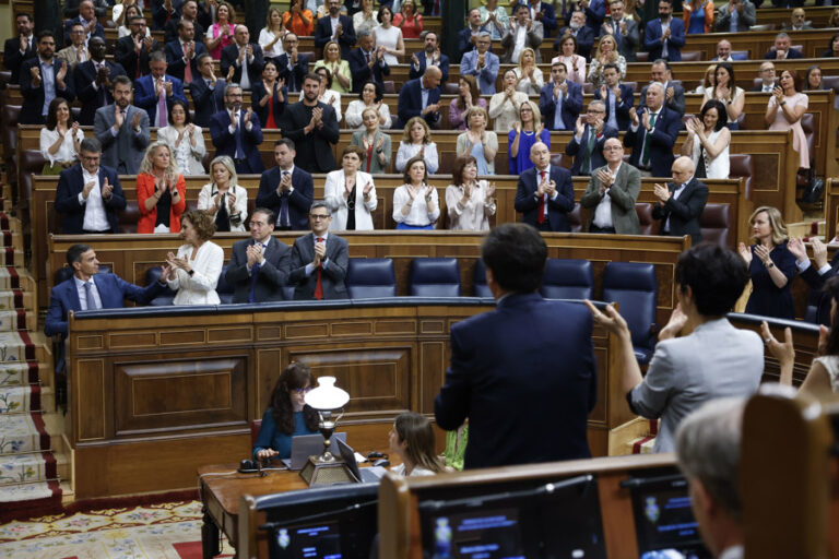 Reacciones de los grupos parlamentarios en el Congreso a la situación del gobierno de coalición