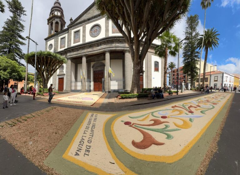 Alfombras y tapices decoran las calles canarias para celebrar el Corpus