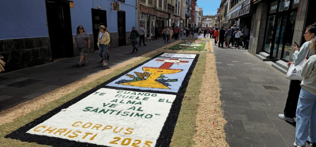 Tapices y alfombras decoran las calles del casco histórico de La Laguna para celebrar el Corpus. Imagen: Rubén Ruiz (RTVC).