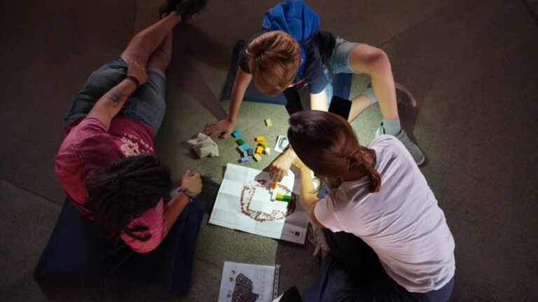 Cueva Pintada organiza visitas inmersivas para familias que conviven con autismo