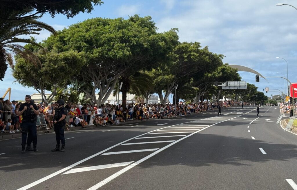 Gran expectación para presenciar el desfile en Santa Cruz de Tenerife. Imagen RTVC