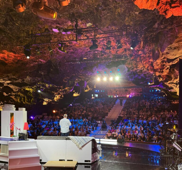 ‘En otra clave’ se sumerge en una noche de humor desde las entrañas de los Jameos del Agua