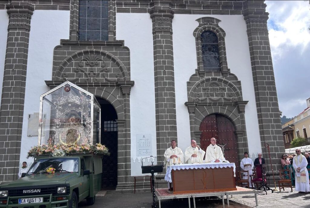 Comienza la Eucaristía en la Plaza de Nuestra Señora del Pino / Diócesis de Canarias