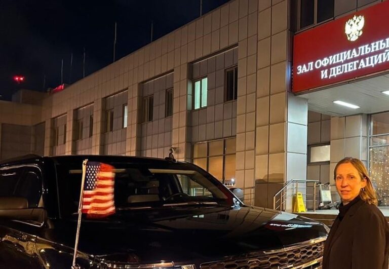 La embajadora de EEUU en Rusia abandona Moscú