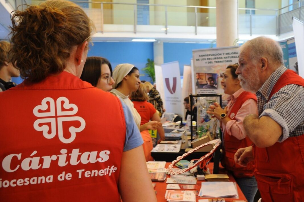 Personal de Cáritas Diocesana de Tenerife atiende a un grupo de personas Foto de archivo de Cáritas Diocesana de Tenerife.