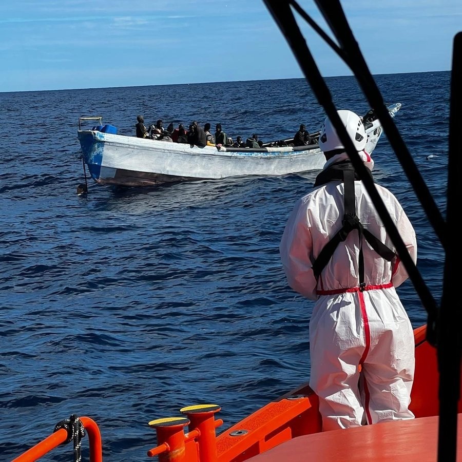 (Foto de ARCHIVO) La salvamar Macondo rescata una patera en aguas próximas a Gran Canaria REMITIDA / HANDOUT por SALVAMENTO MARÍTIMO Fotografía remitida a medios de comunicación exclusivamente para ilustrar la noticia a la que hace referencia la imagen, y citando la procedencia de la imagen en la firma 06/3/2025