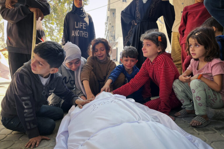 Israel ataca una escuela donde se refugiaban desplazados y mueren 18 personas