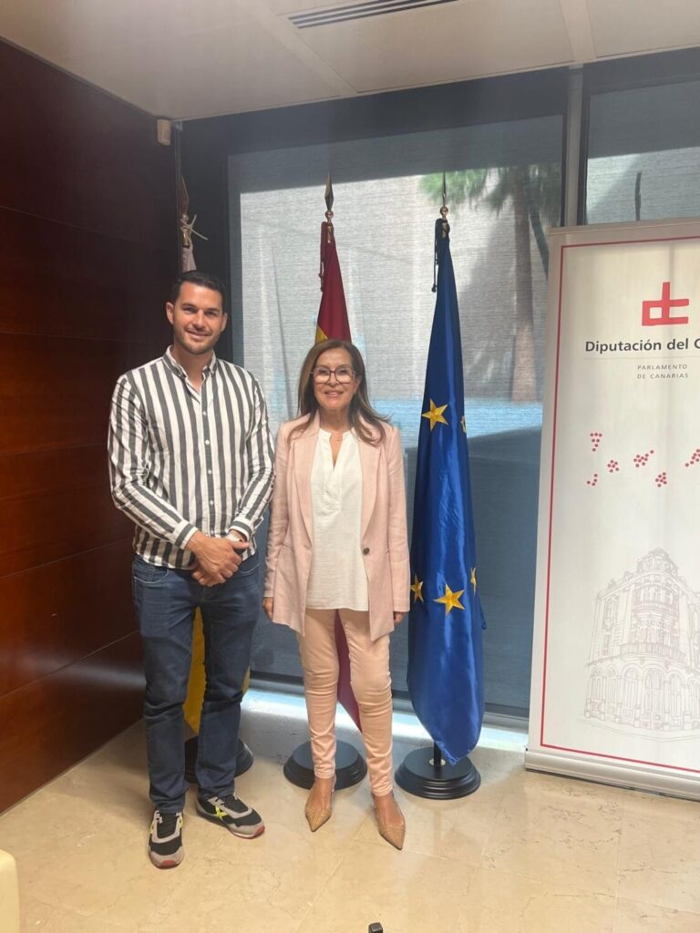 La Diputada del Común, Lola Padrón, con Kevin Danilo Pérez Teschmit, presidente de la Federación de Asociaciones de Personas Sordas de Islas Canarias (Fasican)