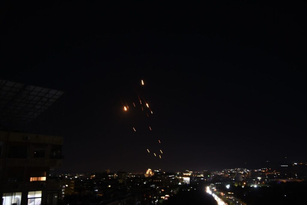 Rastros de misiles sobre Damasco, Siria, durante los ataques con misiles de Irán contra Israel