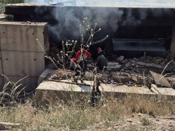 Los equipos de rescate iraníes trabajan en la 2ª Base Aérea Táctica (TAB) de la Fuerza Aérea de Artesh, alcanzada por un ataque aéreo israelí
