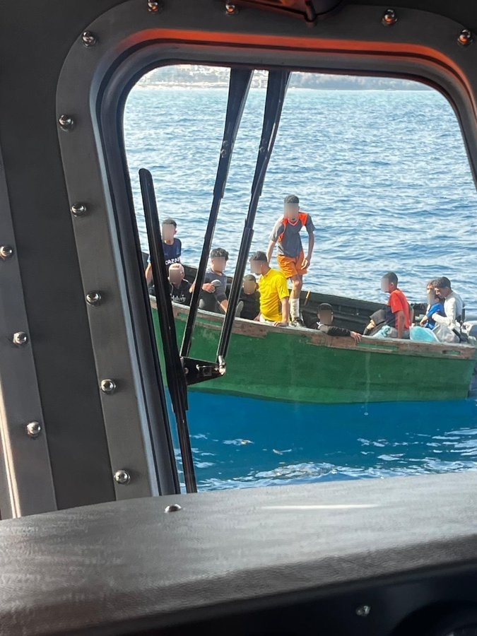 Rescatan una patera con 14 migrantes, entre ellos 5 menores, en aguas próximas a la costa de Gran Canaria