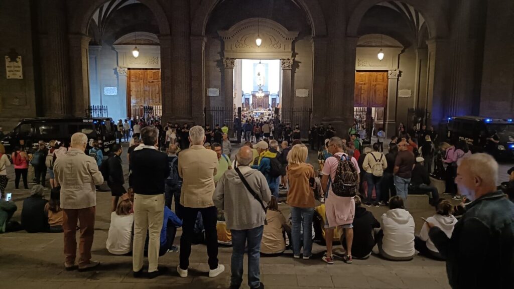 Mucha expectación entre los vecinos antes de la salida de la Virgen del Pino de la Catedral / Miguel Quintana / RTVC