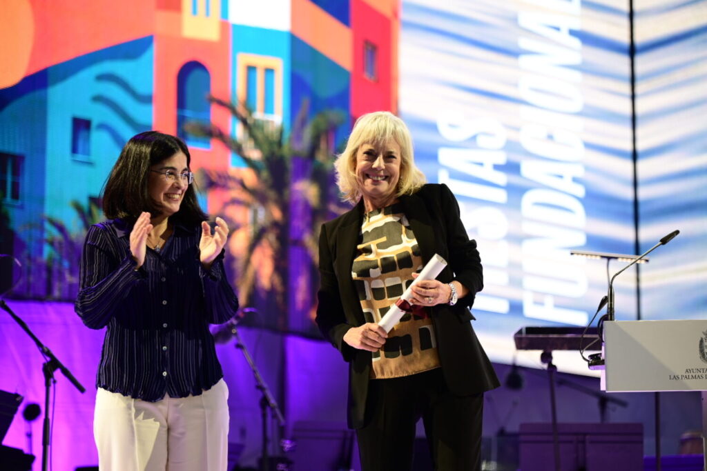 Pepi Farray, pregonera de las Fiestas Fundacionales de Las Palmas de Gran Canaria, en el acto inaugural con la alcaldesa, Carolina Darias