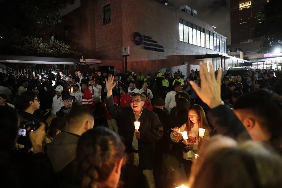 Personas encienden velas a las afueras de la Fundación Santa Fe donde fue trasladado el senador colombiano Miguel Uribe Turbay este sábado, en Bogotá (Colombia). EFE/ Carlos Ortega
