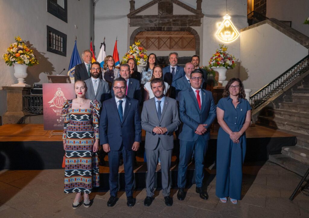 Arrancan las Fiestas Lustrales de la Bajada de la Virgen en La Palma. La Corporación de Santa Cruz de La Palma con el rector de la ULL pregonero de la Bajada de la Virgen de las Nieves 2025/ Ayuntamiento de Santa Cruz de La Palma.