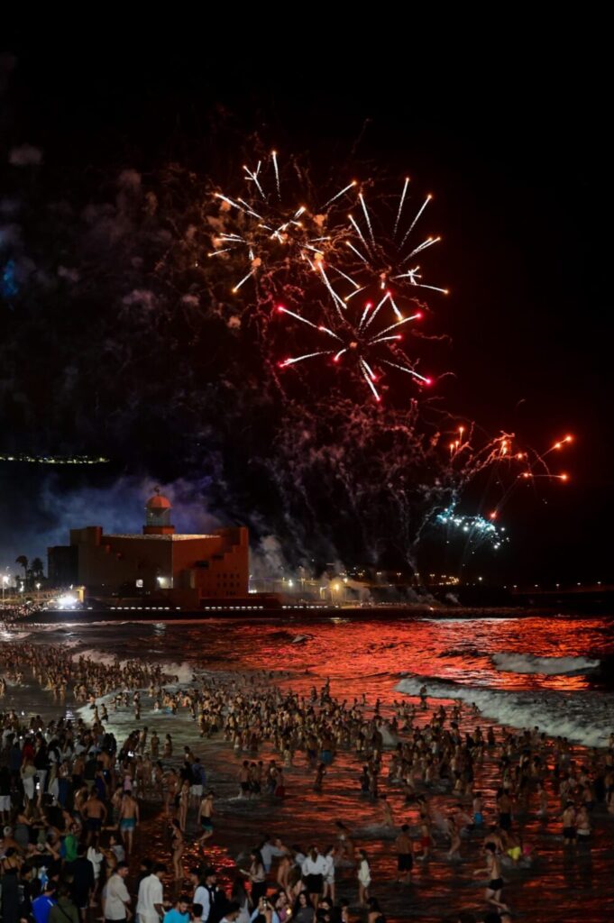 Fuegos artificiales en la Noche de San Juan de Las Palmas de Gran Canaria