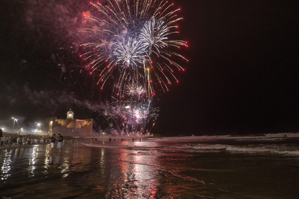 Todo listo para la gran noche de San Juan en Las Palmas de Gran Canaria. 23.06.24. Las Palmas de Gran Canaria. Fiestas Fundacionales 2024. Fuegos artificiales. Playa de Las Canteras. Foto Quique Curbelo.