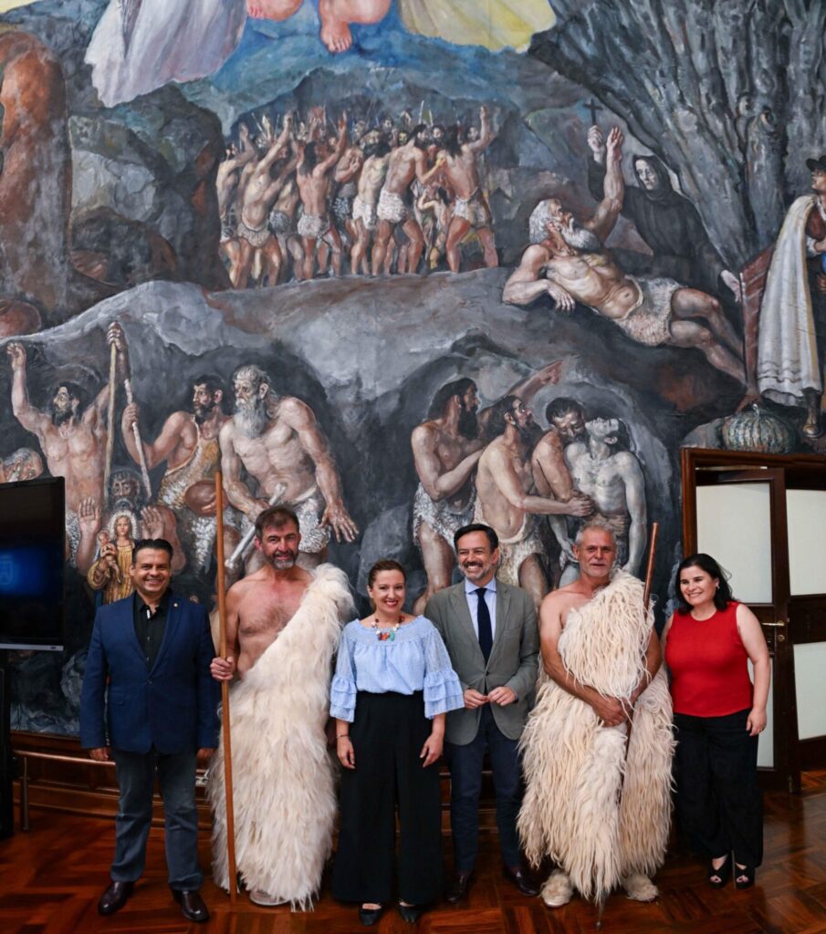 Tenerife otorga su Medalla de Oro a los Guanches de Candelaria y Güímar. Rosa Dávila y Lope Afonso junto a los Guanches y los alcaldes de Güímar y Candelaria/ Cabildo de Tenerife.