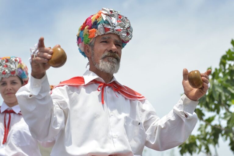 Los gorros de bailarín de la Virgen de Los Reyes, la identidad de cada pueblo