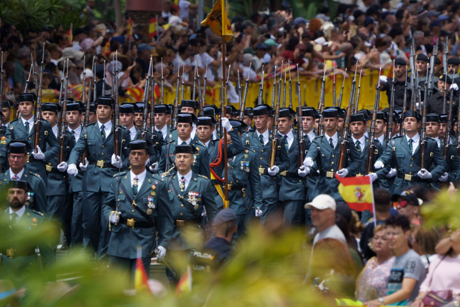 Miembros de la Guardia Civil participan en el desfile. EFE/Ramón de la Rocha