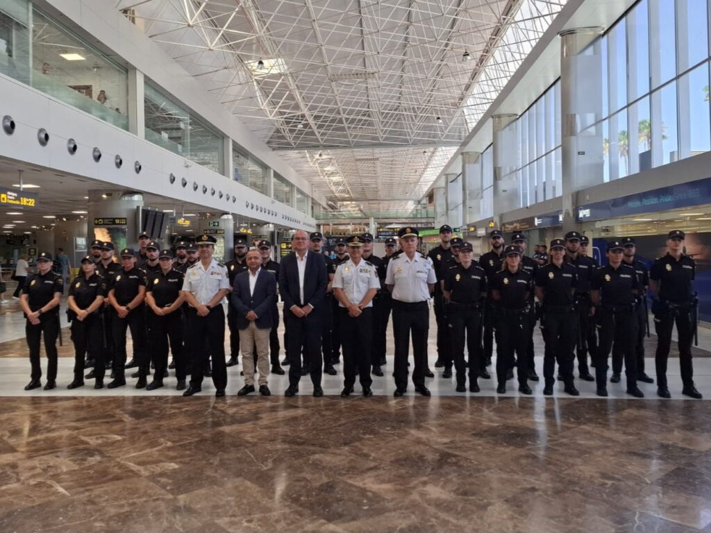 Presentación de los nuevos agentes en la terminal del Aeropuerto de Tenerife Sur. Imagen Delegación del Gobierno
