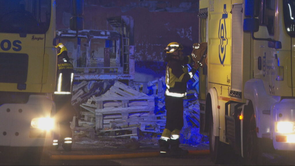 El incendio de una nave en Ingenio, en Gran Canaria, alerta a vecinos y conductores por la enorme columna de humo que generó