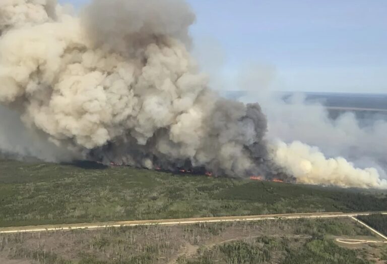 Los incendios forestales en Canadá obligan a más evacuaciones