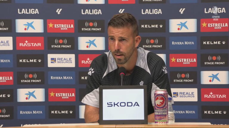 Luis García Fernández se acerca al banquillo de la UD Las Palmas