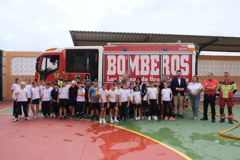 La alcaldesa, Carolina Darias, junto a escolares del CEIP Tenoya durante las charlas de Bomberos/ Ayuntamiento de Las Palmas de Gran Canaria.