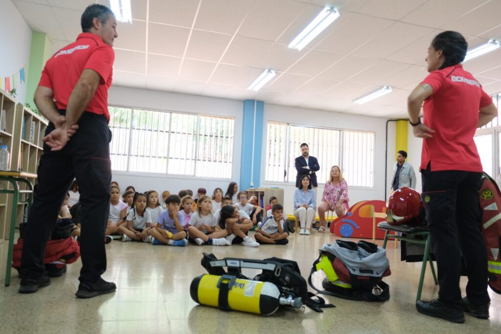 Bomberos de Las Palmas de Gran Canaria imparte charlas preventivas en los colegios de la ciudad. La alcaldesa, Carolina Darias, junto a escolares del CEIP Tenoya durante las charlas de Bomberos/ Ayuntamiento de Las Palmas de Gran Canaria.