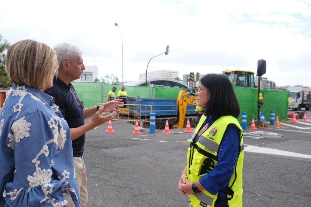Comienzan las obras de mejora de saneamiento en Paseo de Chil. Carolina Darias, y la concejala de Aguas, Inmaculada Medina, en las obras de mejora del saneamiento en Paseo de Chil/ Ayuntamiento de Las Palmas de Gran Canaria.