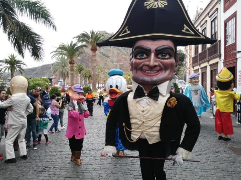 Los Mascarones toman la calle en Santa Cruz de La Palma