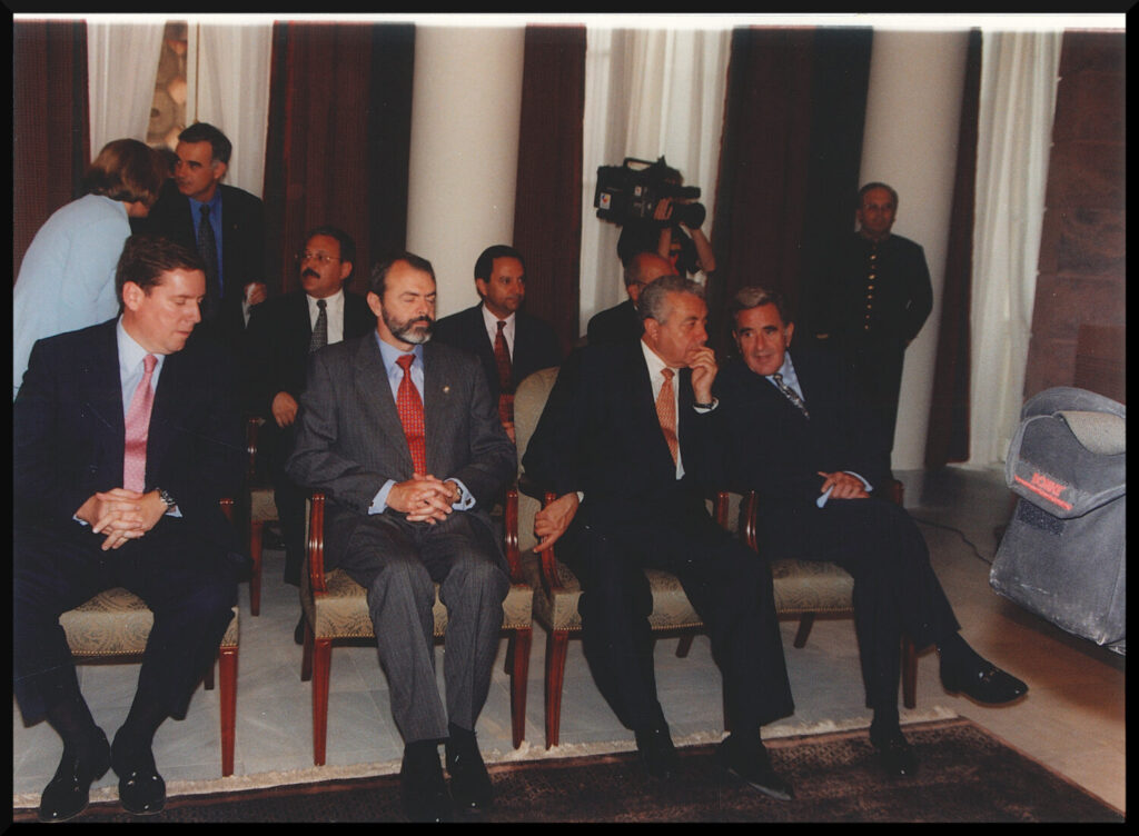 Imagen de Manuel Hermoso en su actividad en el Parlamento de Canarias