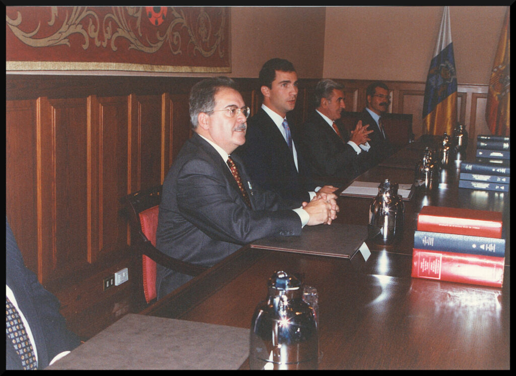 Imagen de Manuel Hermoso en su actividad en el Parlamento de Canarias