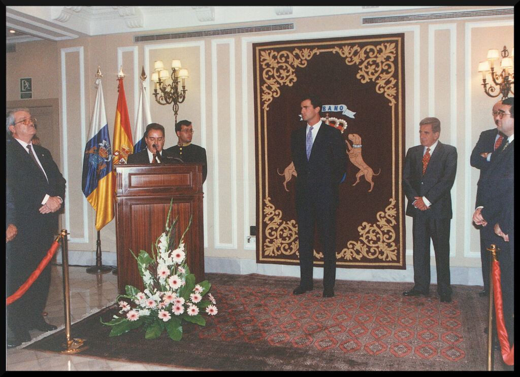 Imagen de Manuel Hermoso en su actividad en el Parlamento de Canarias