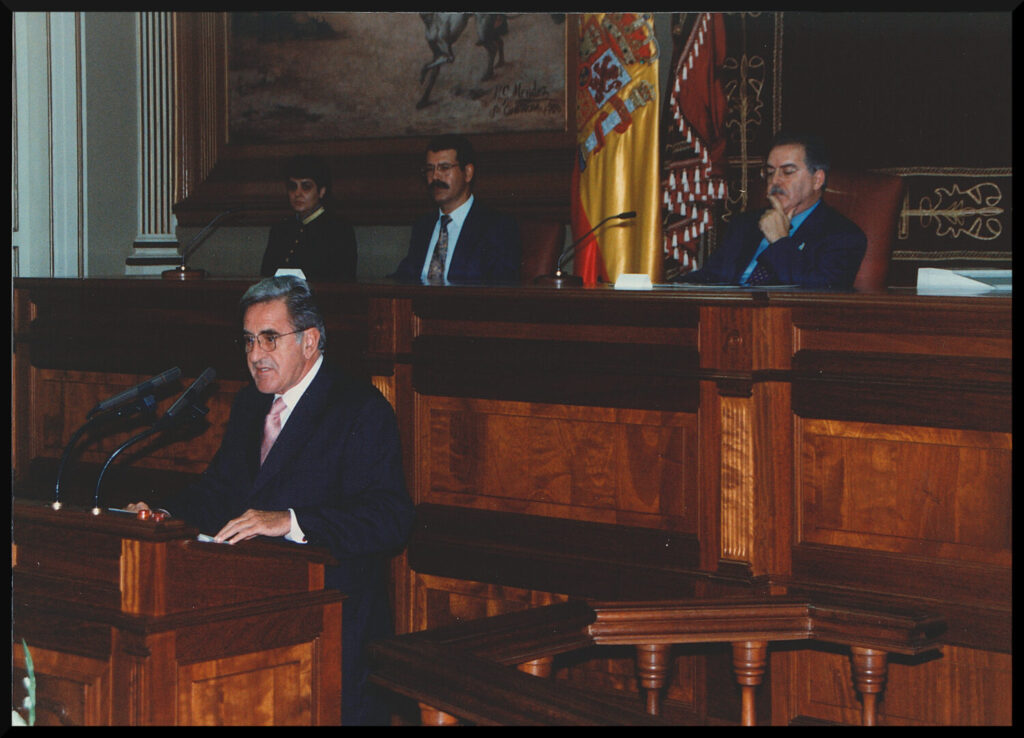 Imagen de Manuel Hermoso en su actividad en el Parlamento de Canarias