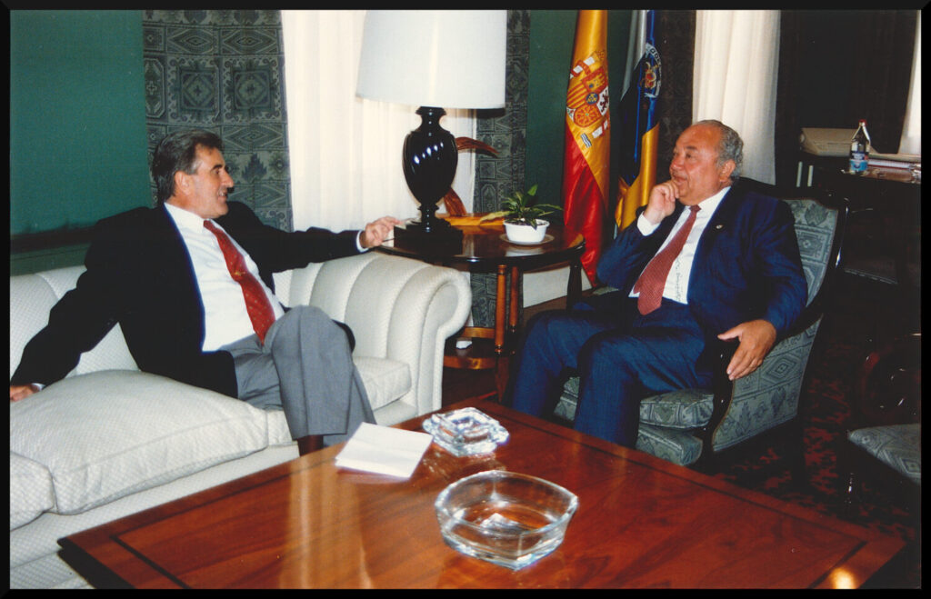 Imagen de Manuel Hermoso en el Parlamento de Canarias