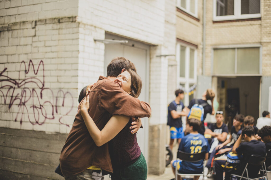 Dos personas se abrazan durante una fiesta reciente en la Asociación Canarias en Berlín