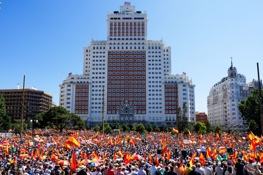 El líder del PP, Alberto Núñez Feijóo, durante su intervención en la manifestación convocada por el Partido Popular contra el Gobierno de Pedro Sánchez bajo el lema 'Democracia o mafia' este domingo en la Plaza España de Madrid. EFE/ Javier Lizón